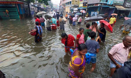 തമിഴ്​നാട്ടിലെ 16 ജില്ലകൾക്ക്​ റെഡ്​ അലർട്ട്​; ചെന്നൈയിലടക്കം വെള്ളിയാഴ്​ച വിദ്യാലയങ്ങൾക്ക്​ അവധി