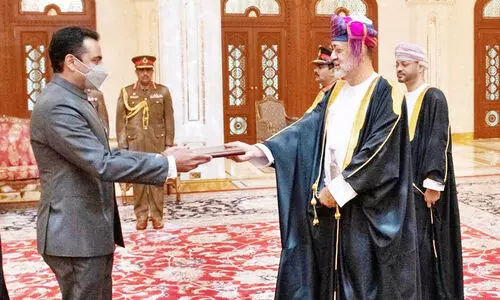 ഇ​ന്ത്യ​ൻ അം​ബാ​സ​ഡ​ർ അ​​മി​​ത്​ നാ​​ര​ങ്​ നി​യ​മ​ന പ​ത്രം   സു​ൽ​ത്താ​ന്​ കൈ​മാ​റി