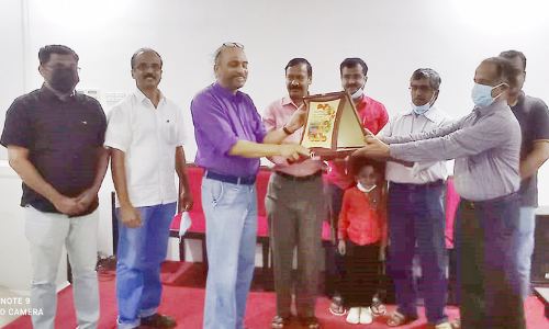 പ്ര​വാ​സ​ത്തി​ന്​ വി​രാ​മം; മോ​ഹ​ൻ ക​രി​വെ​ള്ളൂ​ർ നാ​ട​ണ​ഞ്ഞു