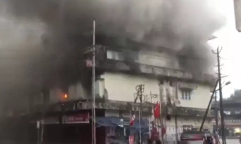 കോതമംഗലം ബസ് സ്റ്റാ​ൻ​ഡ് കെ​ട്ടി​ട​ത്തി​ൽ വ​ൻ തീ​പി​ടി​ത്തം