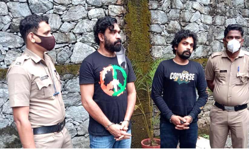 കരിപ്പൂർ സ്വർണക്കവർച്ച കേസ്: പ്രതികളെ കൊടുവള്ളിയിലെത്തിച്ച് തെളിവെടുപ്പ് നടത്തി കരിപ്പൂർ സ്വർണക്കവർച്ച കേസ്: പ്രതികളെ കൊടുവള്ളിയിലെത്തിച്ച് തെളിവെടുപ്പ് നടത്തി