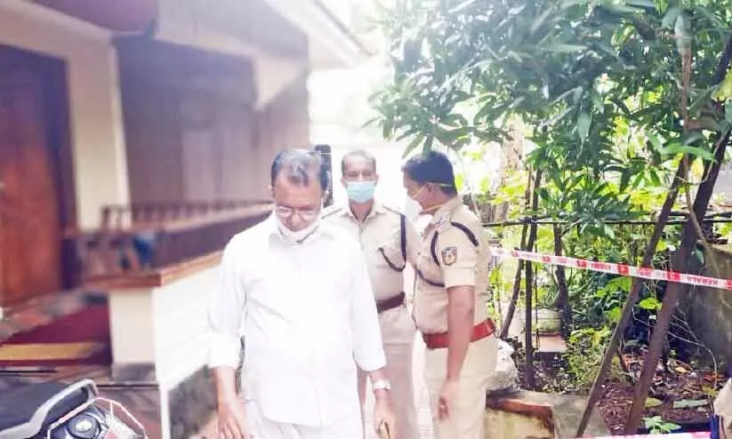 ഓട്ടുകമ്പനി എം.ഡിയുടെ വീടിനു നേരെ ബോംബാക്രമണം ഓട്ടുകമ്പനി എം.ഡിയുടെ വീടിനു നേരെ ബോംബാക്രമണം