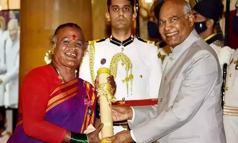Transgender folk dancer Manjamma Jogati receives Padma Shri