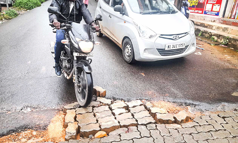 പൊൻകുന്നം–എരുമേലി സമാന്തര പാതയിൽ യാത്ര കഠിനം