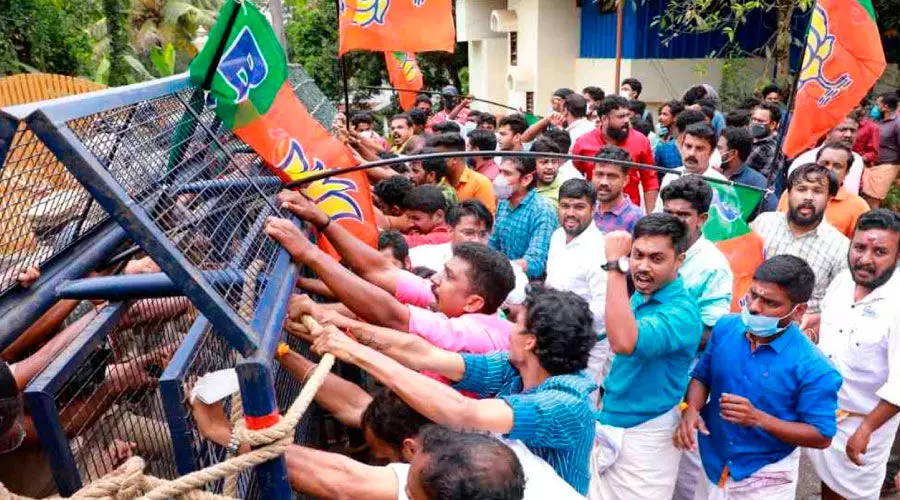 ഇന്ധനവില കുറക്കണമെന്നാവശ്യപ്പെട്ട് യുവമോർച്ച മാർച്ച്; ലാത്തിച്ചാർജിൽ പ്രവർത്തകർ ചിതറി ഓടി ഇന്ധനവില കുറക്കണമെന്നാവശ്യപ്പെട്ട് യുവമോർച്ച മാർച്ച്; ലാത്തിച്ചാർജിൽ പ്രവർത്തകർ ചിതറി ഓടി