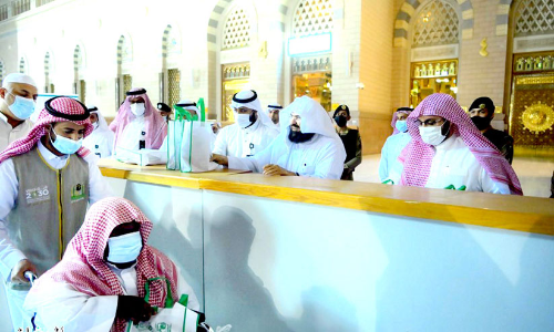 മ​ദീ​ന പ​ള്ളി​യി​ലെ​ത്തു​ന്ന​വ​രെ സ്വാ​ഗ​തം ​െച​യ്യാ​ൻ സു​അ​ദാ​അ്​