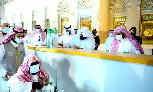 മ​ദീ​ന പ​ള്ളി​യി​ലെ​ത്തു​ന്ന​വ​രെ സ്വാ​ഗ​തം ​െച​യ്യാ​ൻ സു​അ​ദാ​അ്​