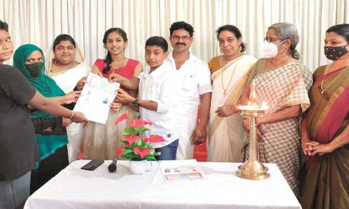 കു​ടും​ബ​ങ്ങ​ൾ​ക്ക് സൗ​ജ​ന്യ​മാ​യി ഭൂ​മി ന​ൽ​കി ജ​സ്​​റ്റി​ൻ കു​മാ​റും കു​ടും​ബ​വും