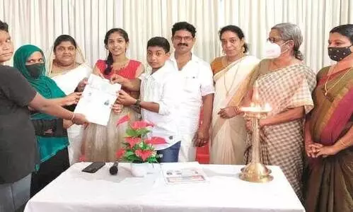 കു​ടും​ബ​ങ്ങ​ൾ​ക്ക് സൗ​ജ​ന്യ​മാ​യി ഭൂ​മി ന​ൽ​കി ജ​സ്​​റ്റി​ൻ കു​മാ​റും കു​ടും​ബ​വും