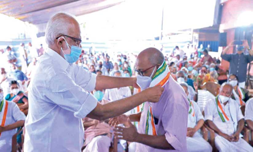 പൊ​ളി​ച്ചു നീ​ക്കും​മു​മ്പ്​ ഒ​രു​വ​ട്ടം കൂ​ടി അ​വ​ർ ഒ​ത്തു​കൂ​ടി