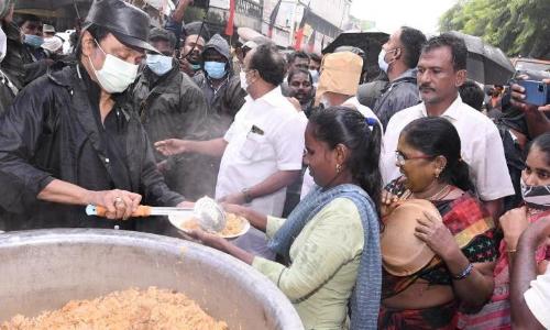 വെള്ളക്കെട്ട്​ നീന്തിക്കടന്നും ദുരിതാശ്വാസ ക്യാമ്പിലെത്തി ഭക്ഷണം കഴിച്ചും മുഖ്യമന്ത്രി സ്റ്റാലിൻ