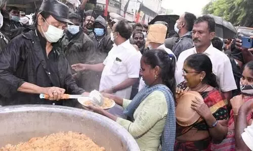 വെള്ളക്കെട്ട്​ നീന്തിക്കടന്നും ദുരിതാശ്വാസ ക്യാമ്പിലെത്തി ഭക്ഷണം കഴിച്ചും മുഖ്യമന്ത്രി സ്റ്റാലിൻ