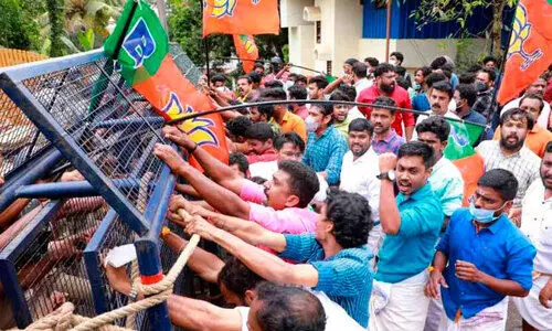 ഇ​ന്ധ​നവില കുറക്കണമെന്നാവശ്യപ്പെട്ട് യുവമോർച്ച മാർച്ച്; ലാത്തിച്ചാർജിൽ പ്ര​വ​ർ​ത്ത​ക​ർ ചി​ത​റി ഓ​ടി