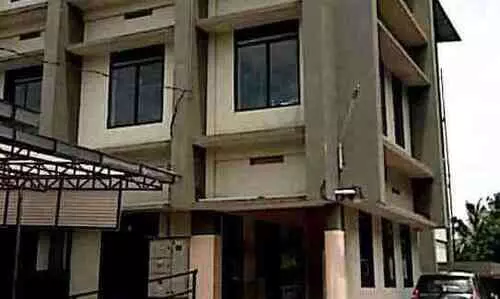 കോടികൾ ചെലവഴിച്ച ആശുപത്രി കെട്ടിടം നോക്ക്കുത്തി; വർഷങ്ങളായി കിടത്തി ചികിത്സയുമില്ല