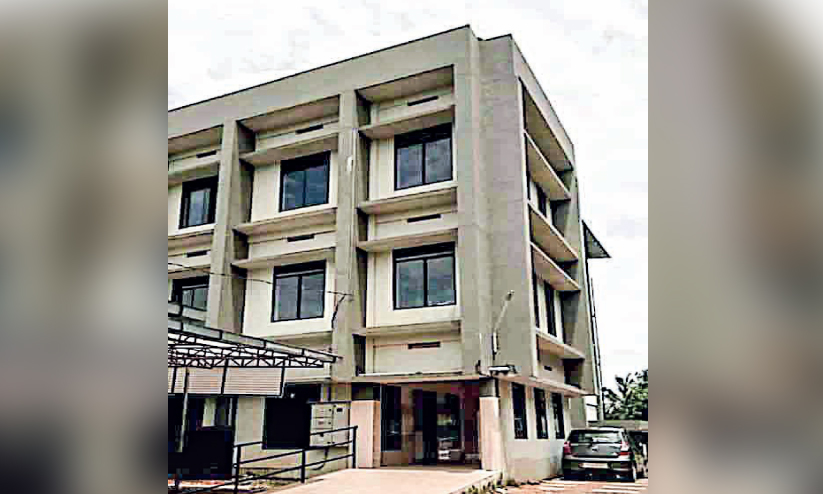 കോടികൾ ചെലവഴിച്ച ആശുപത്രി കെട്ടിടം നോക്കുകുത്തി കോടികൾ ചെലവഴിച്ച ആശുപത്രി കെട്ടിടം നോക്കുകുത്തി