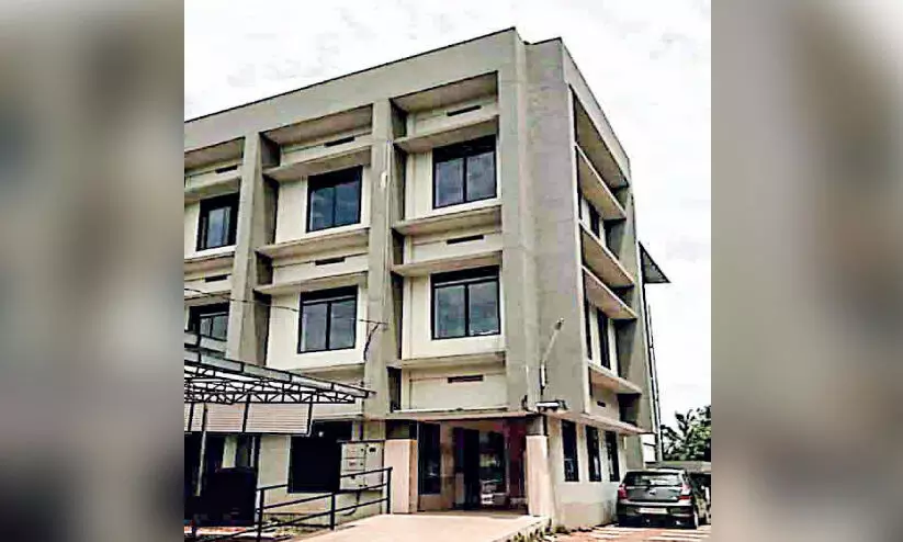 കോടികൾ ചെലവഴിച്ച ആശുപത്രി കെട്ടിടം നോക്കുകുത്തി കോടികൾ ചെലവഴിച്ച ആശുപത്രി കെട്ടിടം നോക്കുകുത്തി