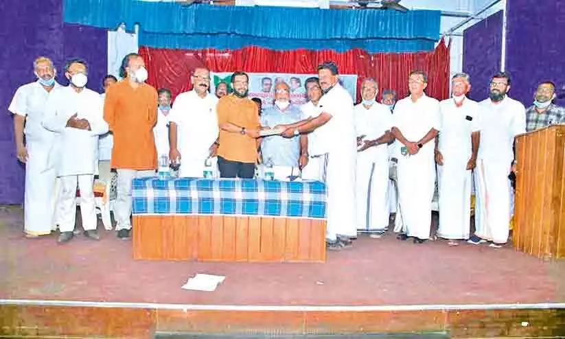 ഐ.എം.സി.സി കുവൈത്ത്​ ധനസഹായം കൈമാറി