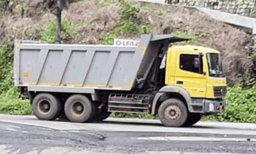 സ്കൂൾ സമയത്തെ ടിപ്പർ നിയന്ത്രണം അധികൃതർ മറന്നു സ്കൂൾ സമയത്തെ ടിപ്പർ നിയന്ത്രണം അധികൃതർ മറന്നു