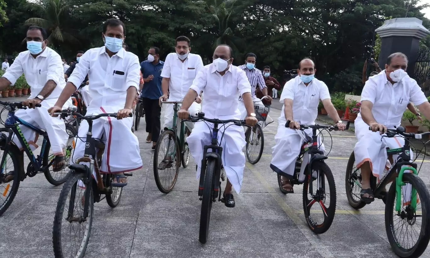 ഇന്ധനികുതി കുറക്കണം; നിയമസഭയിലേക്ക് സൈക്കിളിലെത്തി പ്രതിപക്ഷ പ്രതിഷേധം ഇന്ധനികുതി കുറക്കണം; നിയമസഭയിലേക്ക് സൈക്കിളിലെത്തി പ്രതിപക്ഷ പ്രതിഷേധം