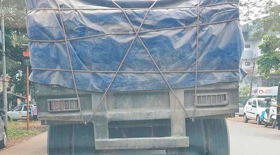 നമ്പർ പ്ലേറ്റില്ലാതെ ചരക്കു വാഹനങ്ങൾ; കാമറയിൽ പെടാതിരിക്കാൻ അലങ്കാരപ്പണിയും നമ്പർ പ്ലേറ്റില്ലാതെ ചരക്കു വാഹനങ്ങൾ; കാമറയിൽ പെടാതിരിക്കാൻ അലങ്കാരപ്പണിയും