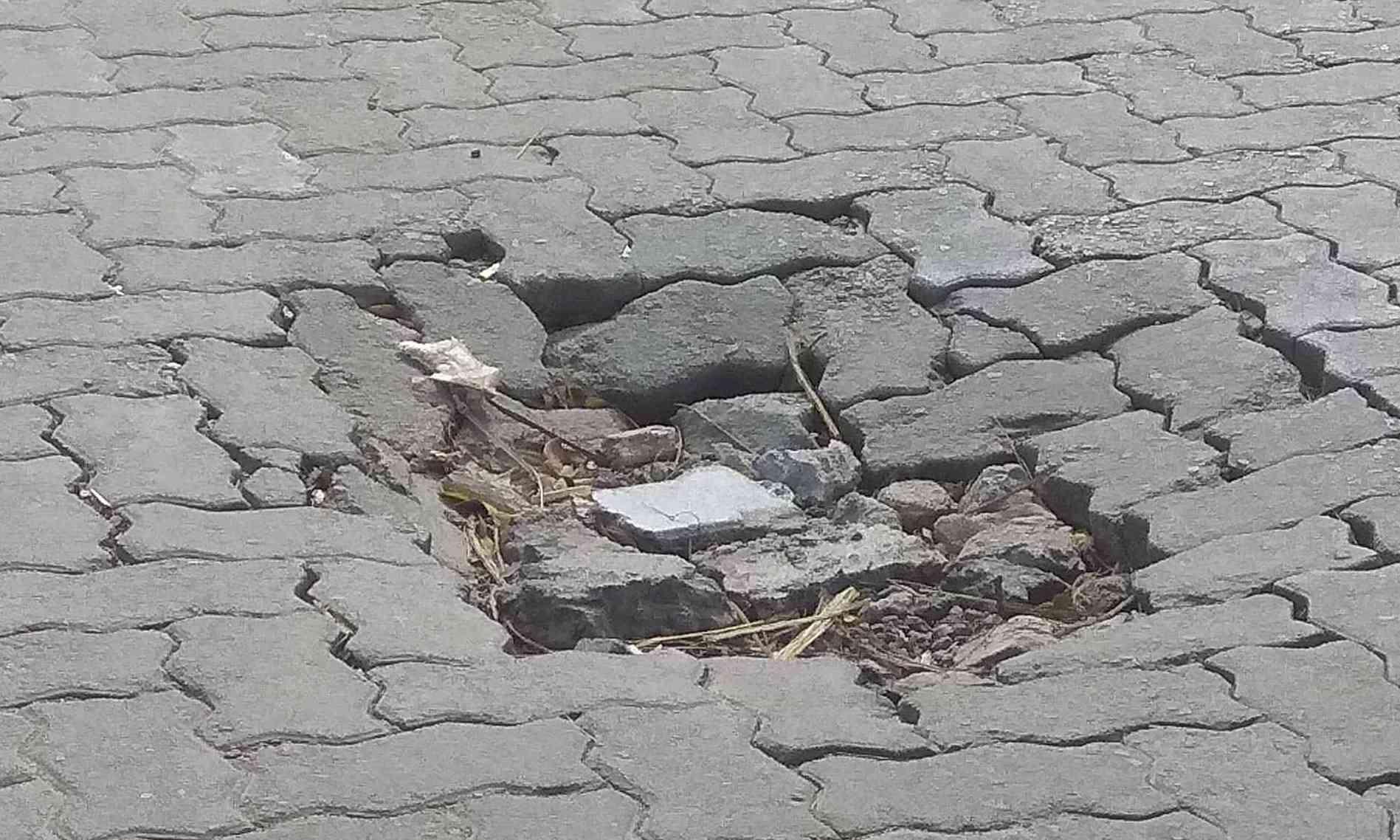 ആലുവ ബൈപാസ് സർവ്വീസ് റോഡിൽ മരണക്കുഴി