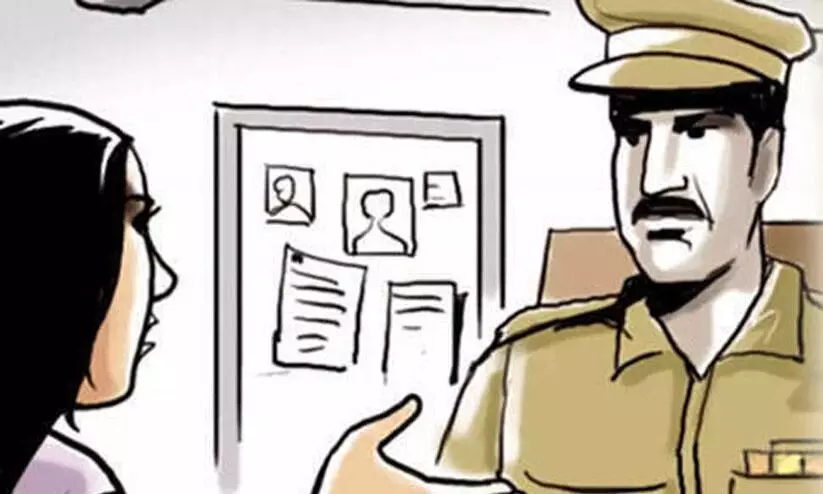 വീട്ടമ്മയെ കയറിപ്പിടിച്ചെന്ന്; തൊടുപുഴയിൽ സ്പെഷൽ ബ്രാഞ്ച് എസ്.ഐ അറസ്റ്റിൽ വീട്ടമ്മയെ കയറിപ്പിടിച്ചെന്ന്; തൊടുപുഴയിൽ സ്പെഷൽ ബ്രാഞ്ച് എസ്.ഐ അറസ്റ്റിൽ