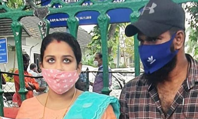 ഷിജു ഖാനെയും സുനന്ദയെയും മാറ്റണം; അനുപമ വീണ്ടും സമരം തുടങ്ങി