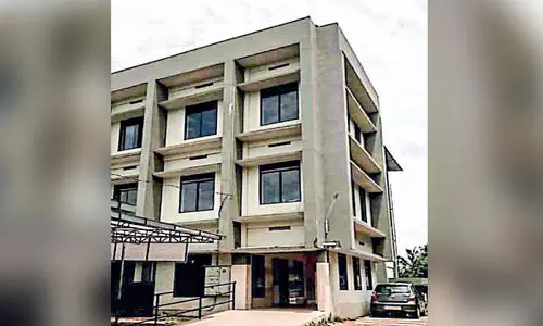 കോ​ടി​ക​ൾ ചെ​ല​വ​ഴി​ച്ച   ആ​ശു​പ​ത്രി കെ​ട്ടി​ടം നോ​ക്കു​കു​ത്തി