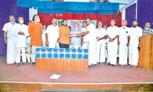 ഐ.എം.സി.സി കുവൈത്ത്​ ധനസഹായം കൈമാറി