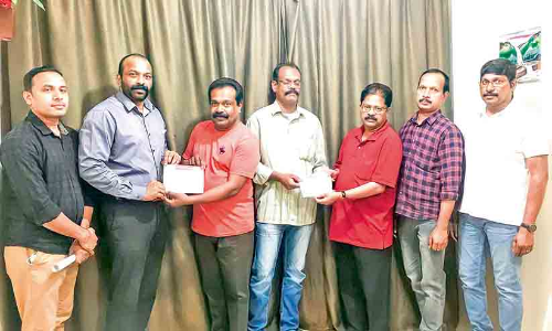 വോ​യ്സ് കു​വൈ​ത്ത് സാ​മ്പ​ത്തി​ക​സ​ഹാ​യം കൈ​മാ​റി