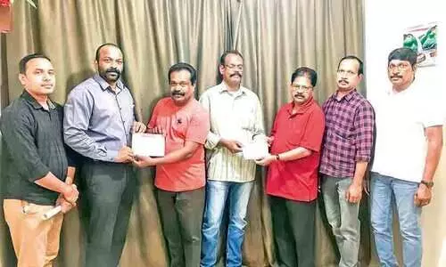 വോ​യ്സ് കു​വൈ​ത്ത് സാ​മ്പ​ത്തി​ക​സ​ഹാ​യം കൈ​മാ​റി