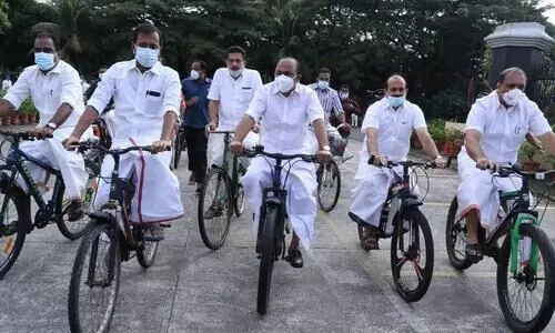 ഇന്ധനികുതി കുറക്കണം; നിയമസഭയിലേക്ക് സൈക്കിളിലെത്തി പ്രതിപക്ഷ പ്രതിഷേധം ഇന്ധനികുതി കുറക്കണം; നിയമസഭയിലേക്ക് സൈക്കിളിലെത്തി പ്രതിപക്ഷ പ്രതിഷേധം