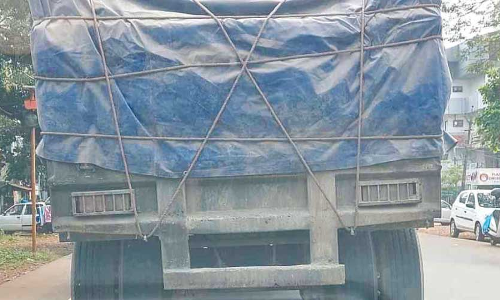 നമ്പർ പ്ലേറ്റില്ലാതെ ചരക്കു വാഹനങ്ങൾ; കാമറയിൽ പെടാതിരിക്കാൻ അലങ്കാരപ്പണിയും