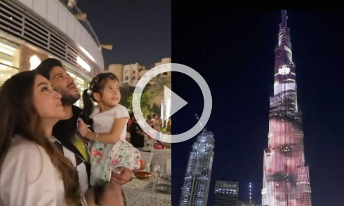 കുറുപ്പ് ബുർജിൽ തെളിഞ്ഞു, സാക്ഷിയായി ദുൽഖറും കുടുംബവും