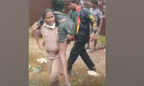 ശ്​മശാനത്തിൽ ബോധരഹിതനായി കിടന്ന​ യുവാവിനെ ചുമലിലേറ്റി ജീവിതത്തിലേക്ക്​ നടത്തിച്ച്​ വനിത ഇൻസ്​പെക്​ടർ