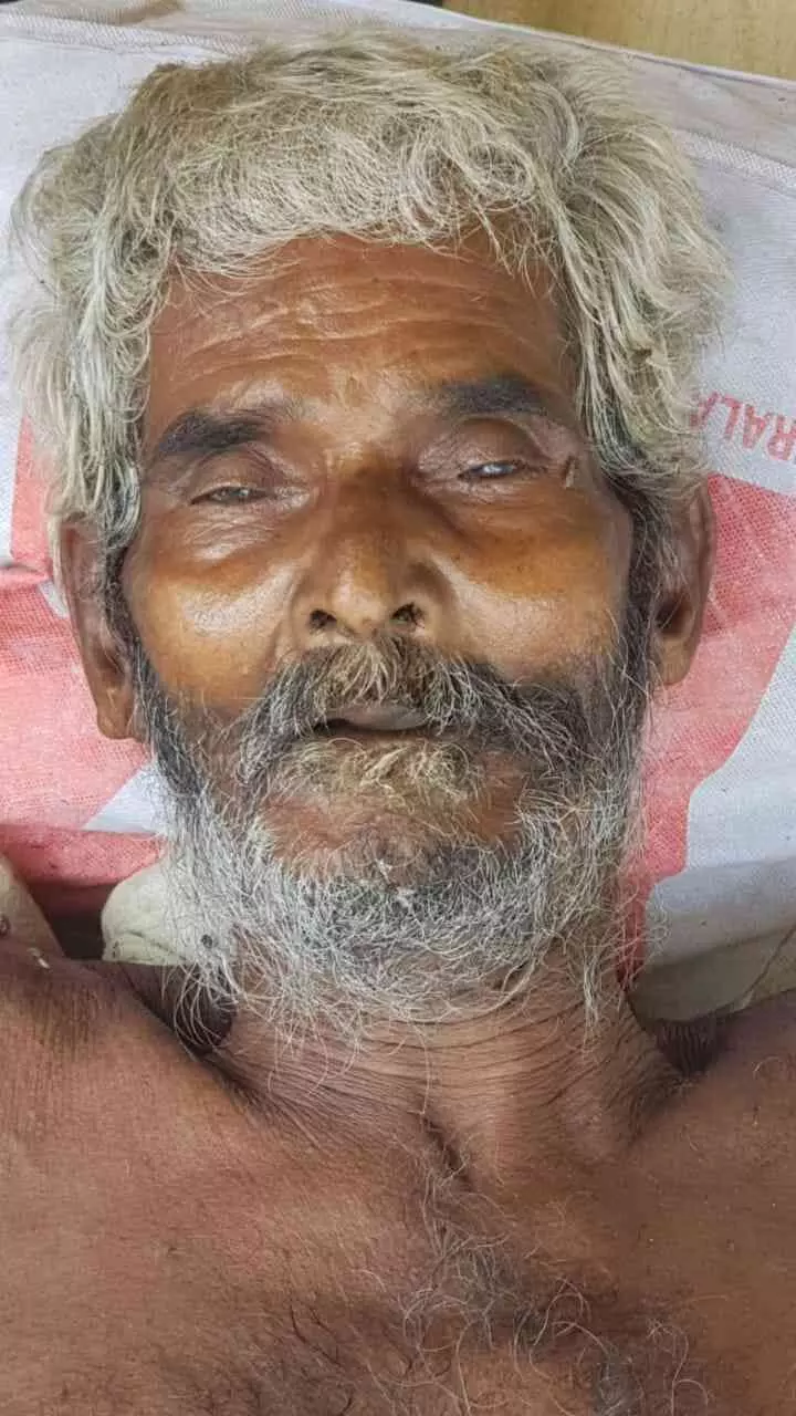 വ്യാ​പാ​ര സ്ഥാ​പ​ന​ത്തി​ന് മു​ന്നി​ൽ അ​ജ്ഞാ​ത മൃ​ത​ദേ​ഹം