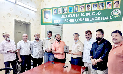 ഫൈ​സ​ൽ കാ​യാ​ല​ത്തി​ന് കെ.​എം.​സി.​സി യാ​ത്ര​യ​യ​പ്പ് ന​ൽ​കി