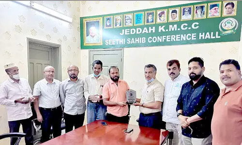 ഫൈ​സ​ൽ കാ​യാ​ല​ത്തി​ന് കെ.​എം.​സി.​സി യാ​ത്ര​യ​യ​പ്പ് ന​ൽ​കി