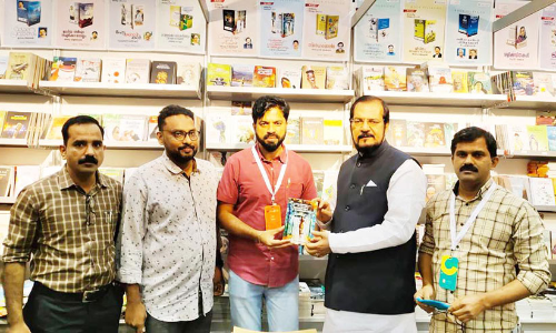 ആ​ൻ​മ​രി​യ എ​ന്ന പെ​ൺ​കു​ട്ടി​യും സേ​വി​യോ മാ​ഞ്ഞു​രാ​നും പ്ര​കാ​ശ​നം ചെ​യ്​​തു