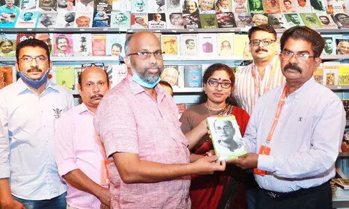 നേ​താ​ജി എ​ഴു​ത്ത് ജീ​വി​തം ദ​ർ​ശ​നം​ പ്ര​കാ​ശ​നം ചെ​യ്​​തു