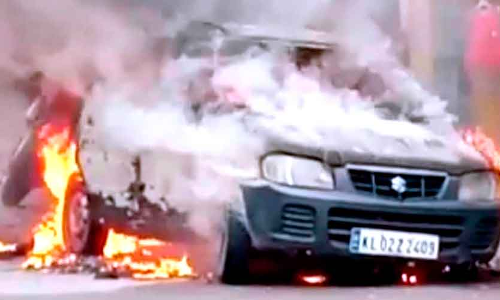 റോഡിൽ നിർത്തിയിട്ട കാറിന് തീപിടിച്ചു