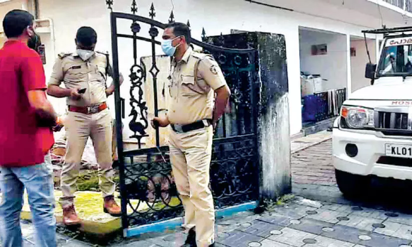 പട്ടാപ്പകല്‍ ദമ്പതികൾക്കു നേരെ ക്വട്ടേഷന്‍ ആക്രമണം; വാഹനവും സ്വര്‍ണവും പണവും കവര്‍ന്നു