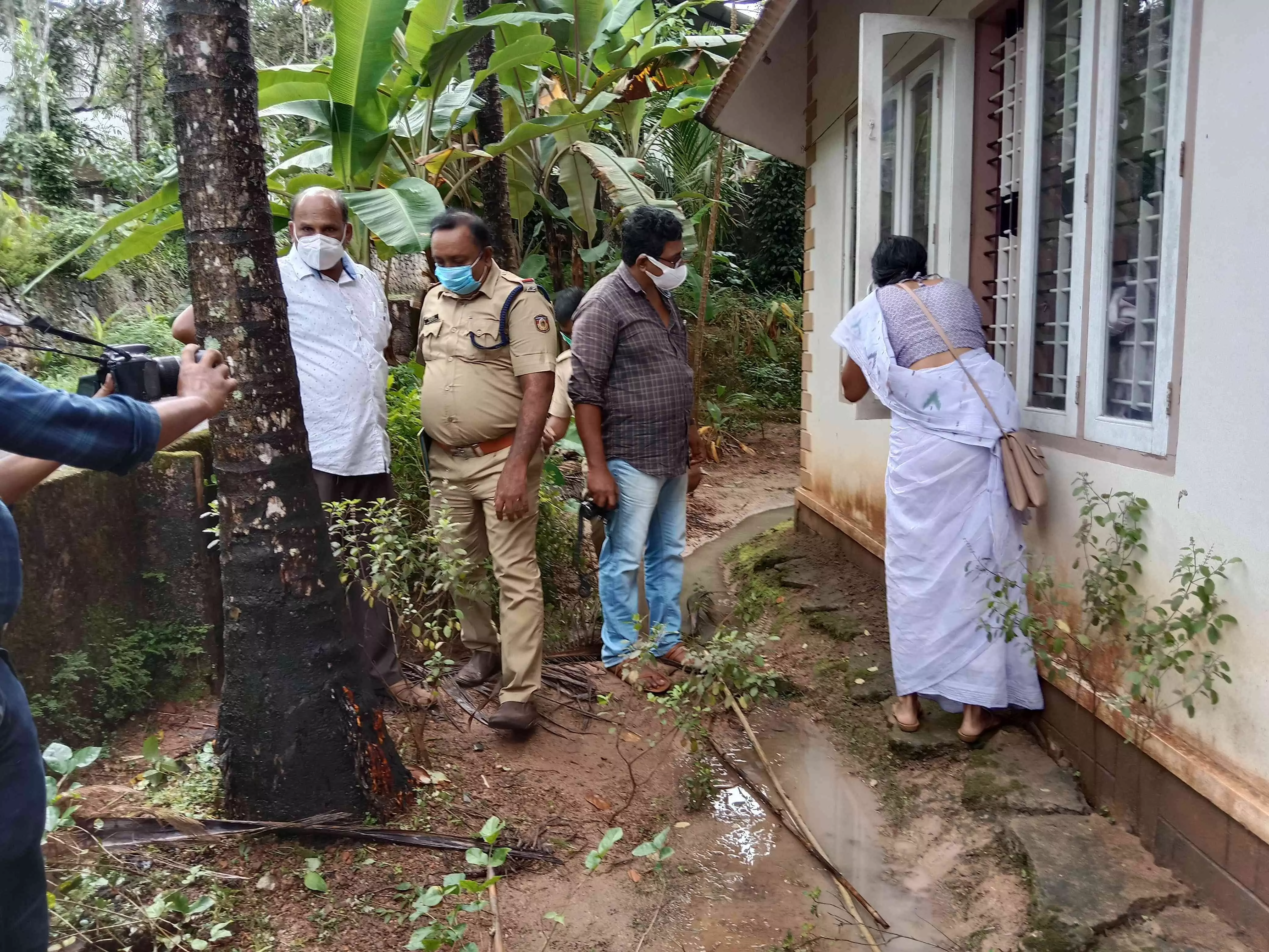 മുംെബെയിൽ പോകുന്നതിനായി ഒരുക്കിവെച്ച പണവും സ്വർണ്ണവും മോഷ്ടിച്ചു; അയൽ വീട്ടിൽ നിന്നും പഴക്കുലയും കണാതായി മുംെബെയിൽ പോകുന്നതിനായി ഒരുക്കിവെച്ച പണവും സ്വർണ്ണവും മോഷ്ടിച്ചു; അയൽ വീട്ടിൽ നിന്നും പഴക്കുലയും കണാതായി