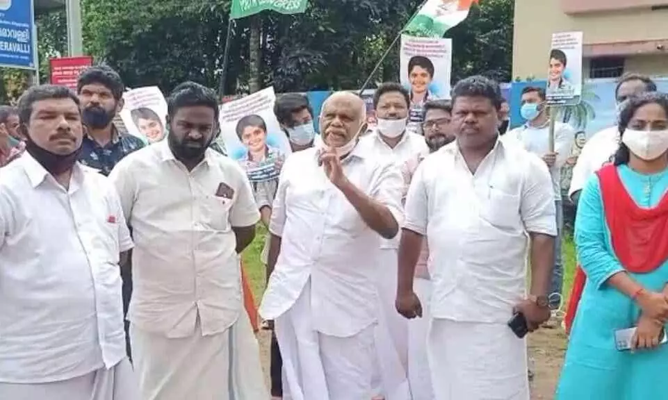 ചികിത്സ വൈകിയതോടെ അർബുദ ബാധിതനായ കുട്ടി മരിച്ചു; ആരോഗ്യ കേന്ദ്രത്തിലേക്ക് മാർച്ച് ചികിത്സ വൈകിയതോടെ അർബുദ ബാധിതനായ കുട്ടി മരിച്ചു; ആരോഗ്യ കേന്ദ്രത്തിലേക്ക് മാർച്ച്