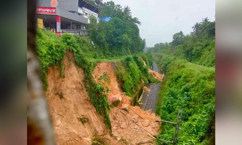 പരശുറാമും മധുര- പുനല്ലൂർ എക്പ്രസും പോയതിനു പിന്നാലെ മണ്ണിടിച്ചില്; ഒഴിവായത് വന് ദുരന്തം പരശുറാമും മധുര- പുനല്ലൂർ എക്പ്രസും പോയതിനു പിന്നാലെ മണ്ണിടിച്ചില്; ഒഴിവായത് വന് ദുരന്തം