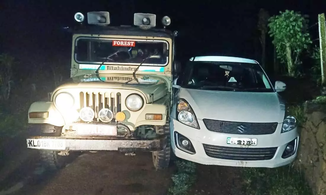 കാറിൽ ചന്ദന മരങ്ങൾ മുറിച്ചു കടത്തുന്നതിനിടെ പ്രതികളെ സാഹസികമായി പിടികൂടി കാറിൽ ചന്ദന മരങ്ങൾ മുറിച്ചു കടത്തുന്നതിനിടെ പ്രതികളെ സാഹസികമായി പിടികൂടി