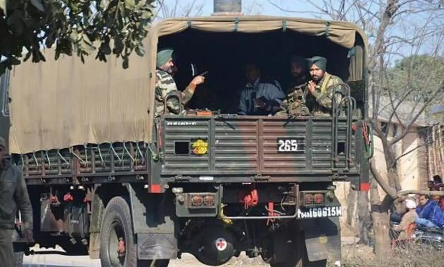 അസം റൈഫിൾസ്​ കമാൻഡിങ്​ ഓഫീസറുടെ വാഹനവ്യൂഹത്തിന്​ നേരെ ആക്രമണം; നിരവധി പേർക്ക്​ പരിക്ക്​