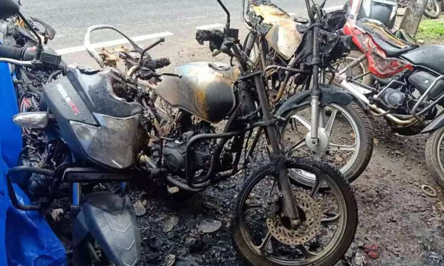 വർക്ക് ഷോപ്പിനു മുന്നിൽ നിർത്തിയിട്ട ബൈക്കുകൾ അജ്ഞാതർ തീവെച്ച് നശിപ്പിച്ചു