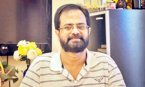 ആ​ത്മാ​നു​ഭ​വ​ങ്ങ​ളു​ടെ പു​സ്​​ത​ക​വു​മാ​യി എ​സ്.​എം. സാ​ദി​ഖ്​