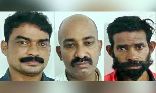 കാറിലെത്തി പടക്കമെറിഞ്ഞ മൂന്നുപേർ പിടിയിൽ